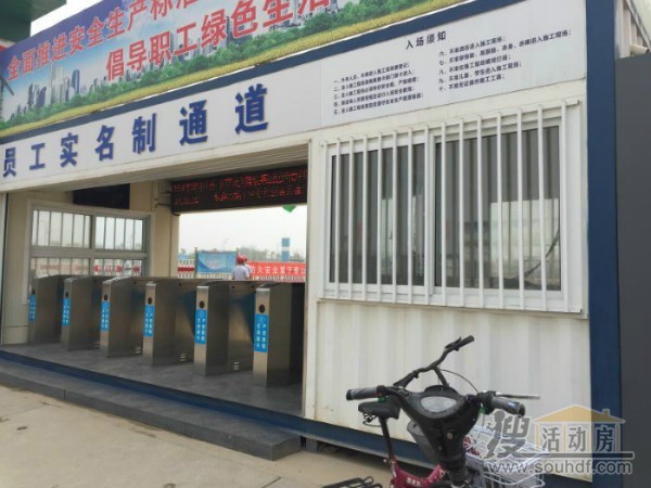 集裝箱做的員工通道使用年限長(zhǎng)，可以循環(huán)使用，結(jié)實(shí)，環(huán)保。